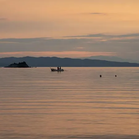 Beachfront House Thalassography Hébergement de vacances *